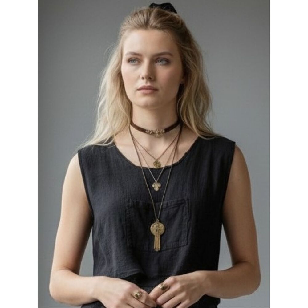 Albacá Black Cropped Cotton Tank Top with Front Pocket